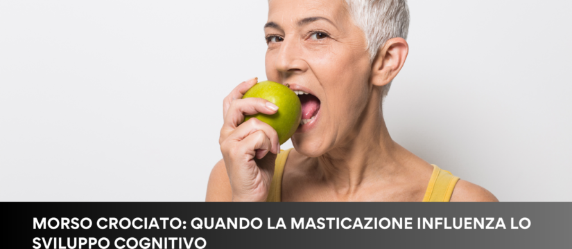 donna anziana che mangia una mela